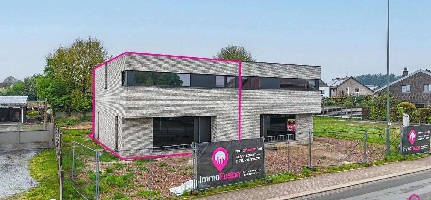 !Laatste woning!

Bij ImmoFusion 7/7 “open huis” : klik op onze 3D-TOUR.
Ervaar vastgoed alsof je er zelf doorloopt!

Stap binnen in deze ruime en lichtrijke nieuwbouw casco woning, gelegen in de Schootstraat 139 te Heusden-Zolder. Deze woning biedt e