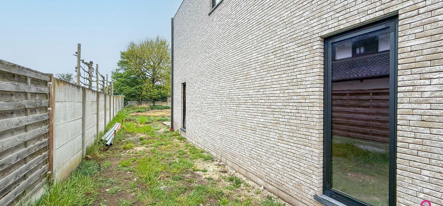 !Laatste woning!

Bij ImmoFusion 7/7 “open huis” : klik op onze 3D-TOUR.
Ervaar vastgoed alsof je er zelf doorloopt!

Stap binnen in deze ruime en lichtrijke nieuwbouw casco woning, gelegen in de Schootstraat 139 te Heusden-Zolder. Deze woning biedt e