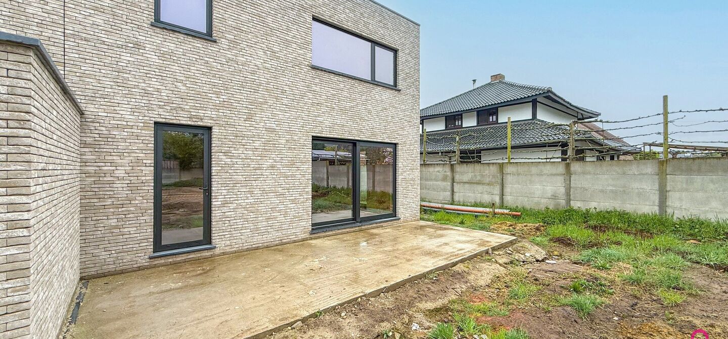 !Laatste woning!

Bij ImmoFusion 7/7 “open huis” : klik op onze 3D-TOUR.
Ervaar vastgoed alsof je er zelf doorloopt!

Stap binnen in deze ruime en lichtrijke nieuwbouw casco woning, gelegen in de Schootstraat 139 te Heusden-Zolder. Deze woning biedt e