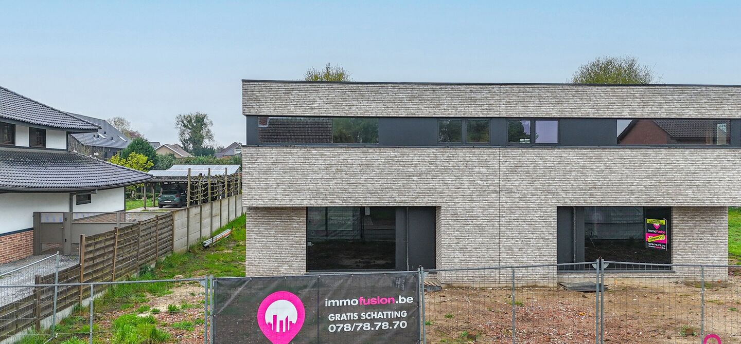 !Laatste woning!

Bij ImmoFusion 7/7 “open huis” : klik op onze 3D-TOUR.
Ervaar vastgoed alsof je er zelf doorloopt!

Stap binnen in deze ruime en lichtrijke nieuwbouw casco woning, gelegen in de Schootstraat 139 te Heusden-Zolder. Deze woning biedt e