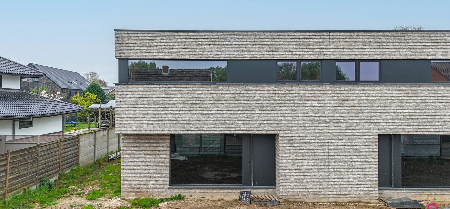 !Laatste woning!

Bij ImmoFusion 7/7 “open huis” : klik op onze 3D-TOUR.
Ervaar vastgoed alsof je er zelf doorloopt!

Stap binnen in deze ruime en lichtrijke nieuwbouw casco woning, gelegen in de Schootstraat 139 te Heusden-Zolder. Deze woning biedt e