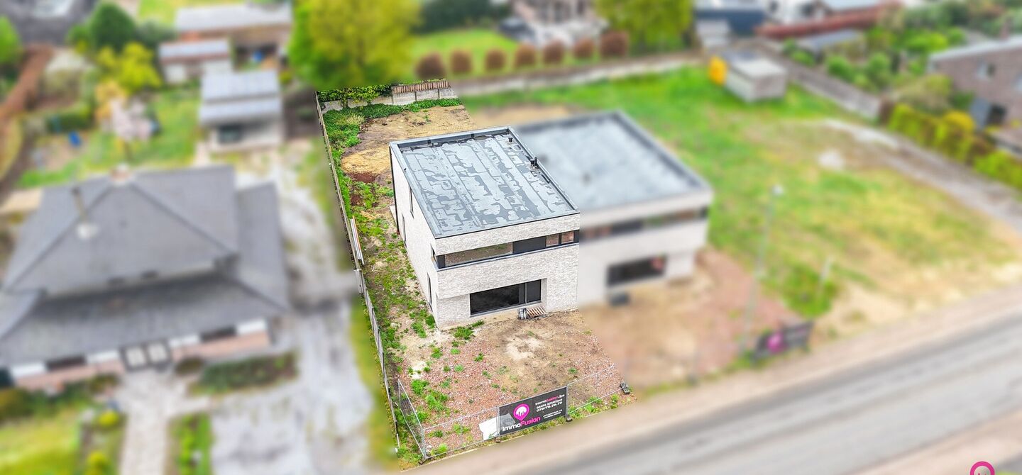 !Laatste woning!

Bij ImmoFusion 7/7 “open huis” : klik op onze 3D-TOUR.
Ervaar vastgoed alsof je er zelf doorloopt!

Stap binnen in deze ruime en lichtrijke nieuwbouw casco woning, gelegen in de Schootstraat 139 te Heusden-Zolder. Deze woning biedt e