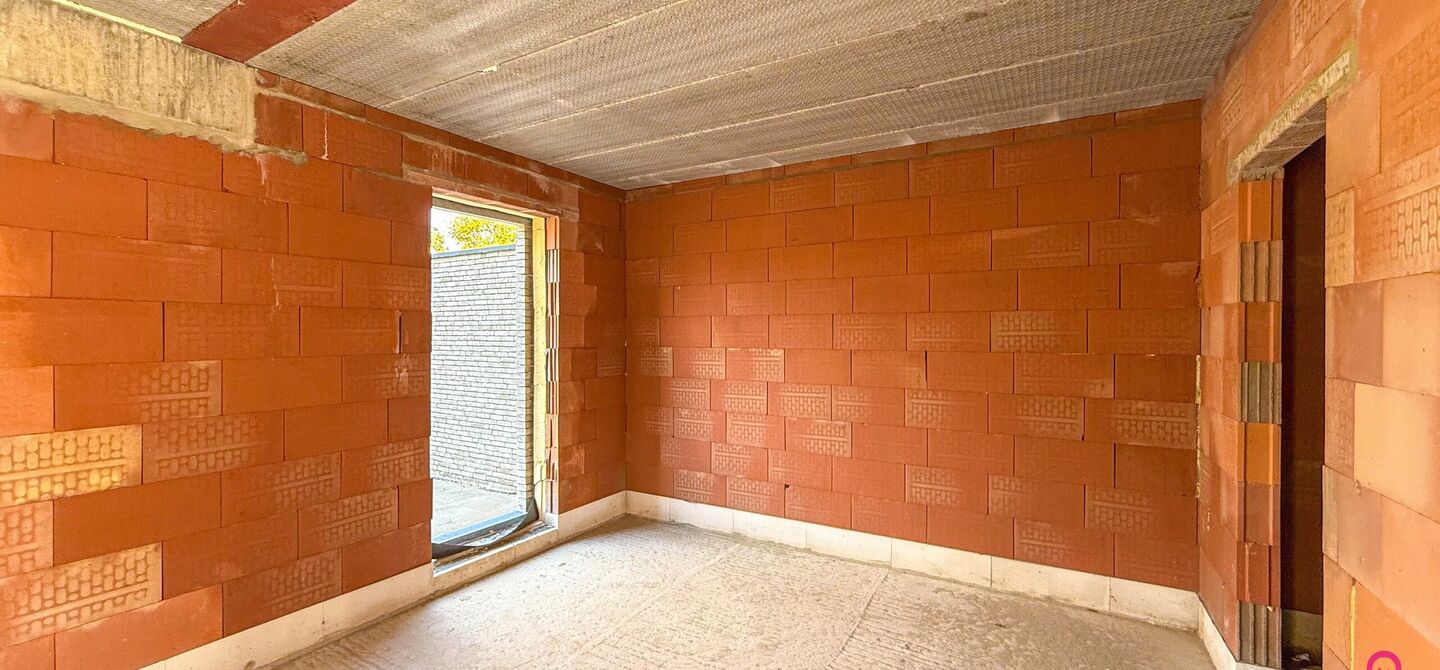 !Laatste woning!

Bij ImmoFusion 7/7 “open huis” : klik op onze 3D-TOUR.
Ervaar vastgoed alsof je er zelf doorloopt!

Stap binnen in deze ruime en lichtrijke nieuwbouw casco woning, gelegen in de Schootstraat 139 te Heusden-Zolder. Deze woning biedt e