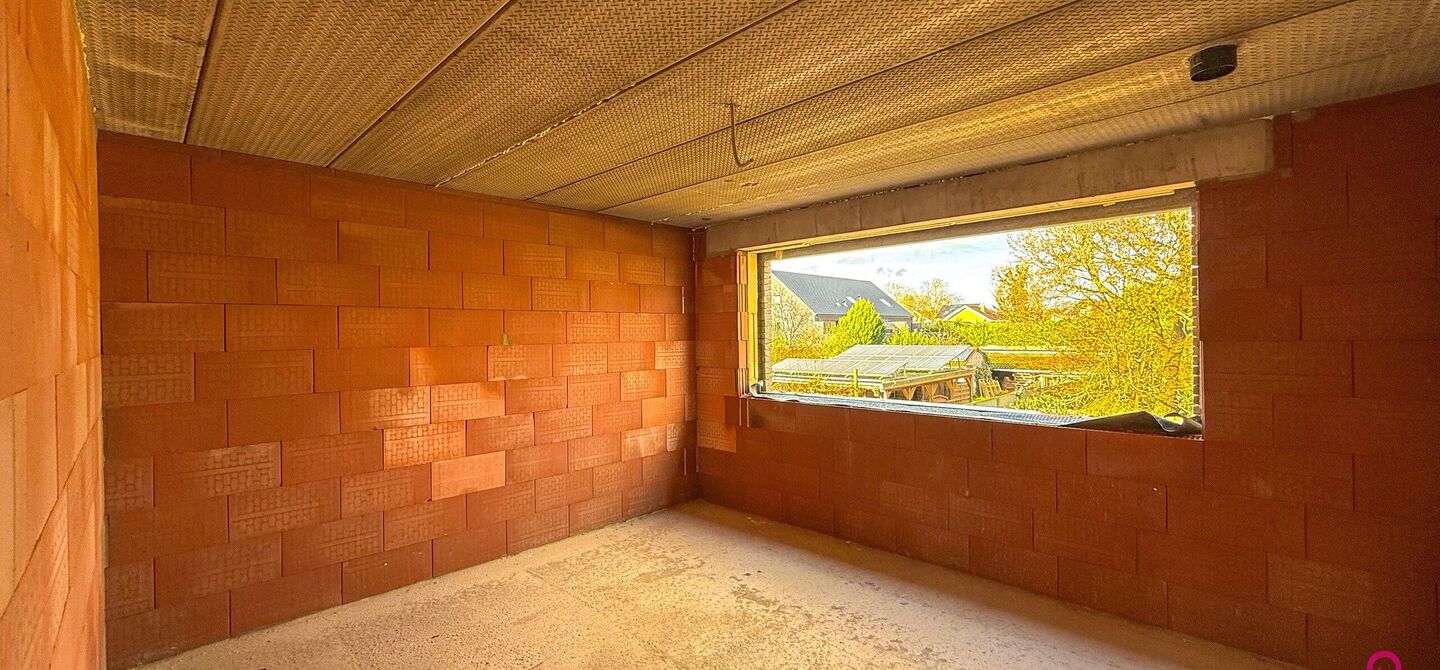 !Laatste woning!

Bij ImmoFusion 7/7 “open huis” : klik op onze 3D-TOUR.
Ervaar vastgoed alsof je er zelf doorloopt!

Stap binnen in deze ruime en lichtrijke nieuwbouw casco woning, gelegen in de Schootstraat 139 te Heusden-Zolder. Deze woning biedt e