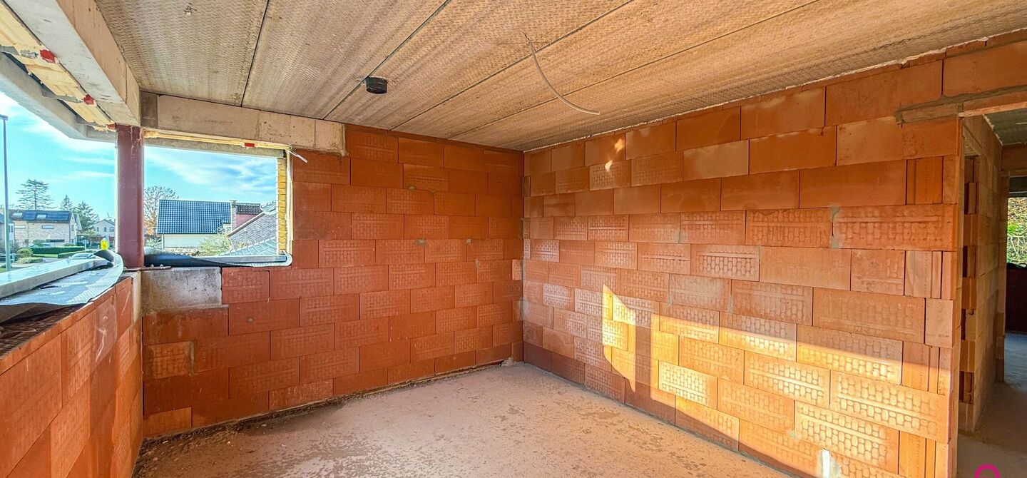 !Laatste woning!

Bij ImmoFusion 7/7 “open huis” : klik op onze 3D-TOUR.
Ervaar vastgoed alsof je er zelf doorloopt!

Stap binnen in deze ruime en lichtrijke nieuwbouw casco woning, gelegen in de Schootstraat 139 te Heusden-Zolder. Deze woning biedt e