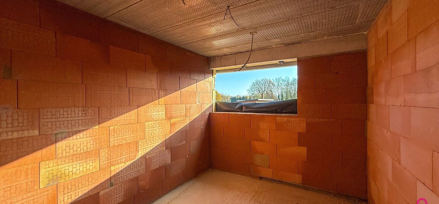 !Laatste woning!

Bij ImmoFusion 7/7 “open huis” : klik op onze 3D-TOUR.
Ervaar vastgoed alsof je er zelf doorloopt!

Stap binnen in deze ruime en lichtrijke nieuwbouw casco woning, gelegen in de Schootstraat 139 te Heusden-Zolder. Deze woning biedt e