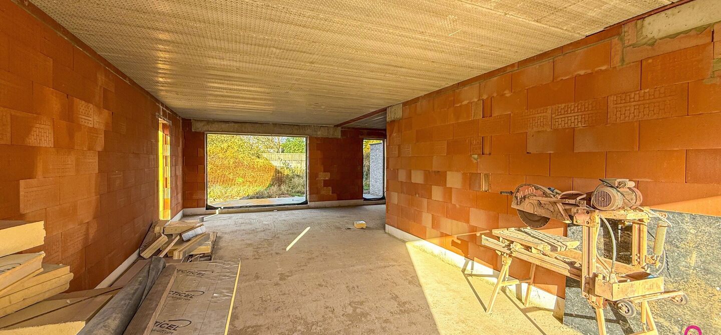 !Laatste woning!

Bij ImmoFusion 7/7 “open huis” : klik op onze 3D-TOUR.
Ervaar vastgoed alsof je er zelf doorloopt!

Stap binnen in deze ruime en lichtrijke nieuwbouw casco woning, gelegen in de Schootstraat 139 te Heusden-Zolder. Deze woning biedt e