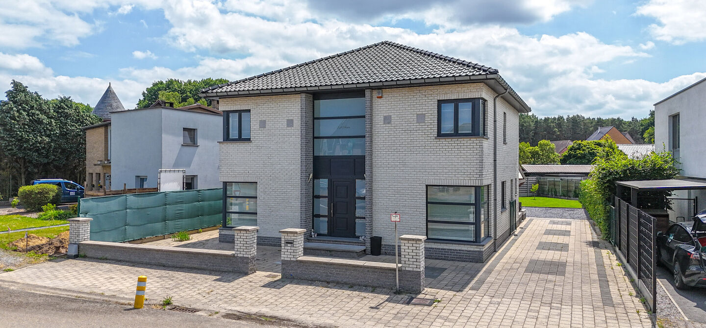 Bij ImmoFusion 7/7 “open huis” : klik op onze 3D-TOUR.
Ervaar vastgoed alsof je er zelf doorloopt!

Stap binnen in deze royale gezinswoning met maar liefst 285m² bewoonbare oppervlakte, ideaal gelegen in een rustige straat op slechts 3 km van de auto