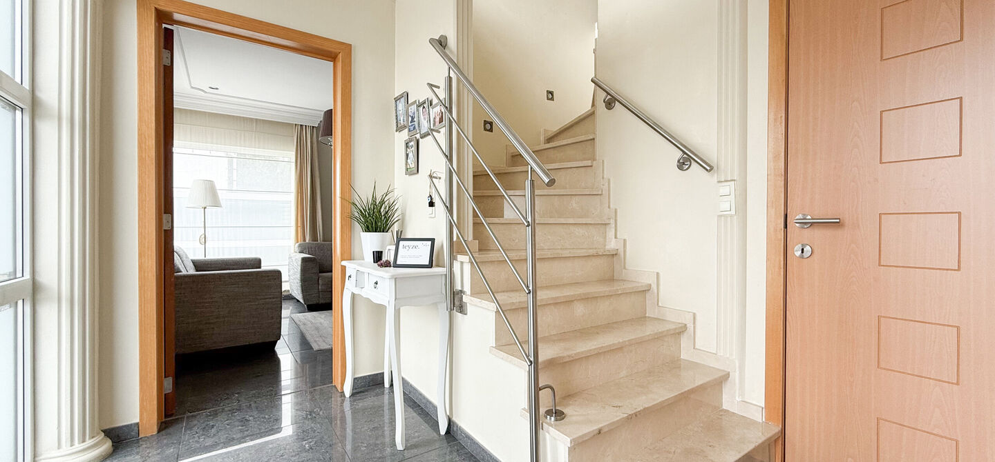 Bij ImmoFusion 7/7 “open huis” : klik op onze 3D-TOUR.
Ervaar vastgoed alsof je er zelf doorloopt!

Stap binnen in deze royale gezinswoning met maar liefst 285m² bewoonbare oppervlakte, ideaal gelegen in een rustige straat op slechts 3 km van de auto