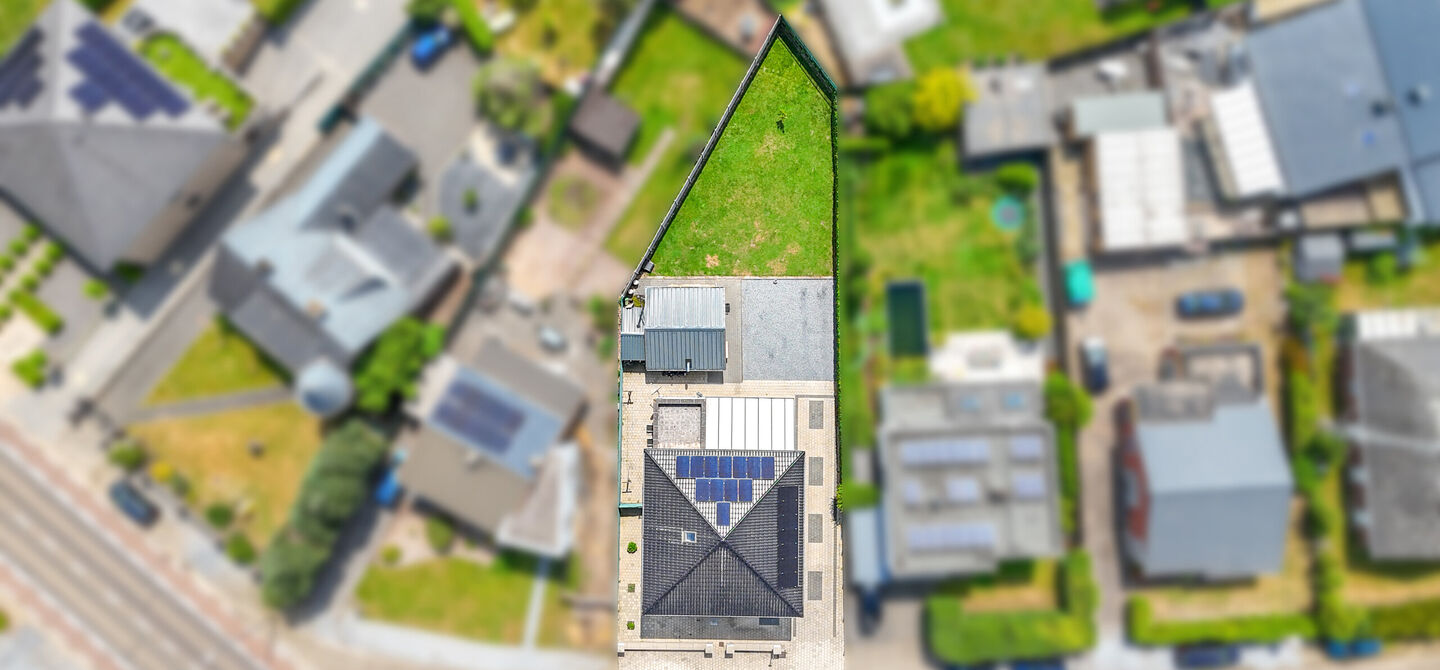 Bij ImmoFusion 7/7 “open huis” : klik op onze 3D-TOUR.
Ervaar vastgoed alsof je er zelf doorloopt!

Stap binnen in deze royale gezinswoning met maar liefst 285m² bewoonbare oppervlakte, ideaal gelegen in een rustige straat op slechts 3 km van de auto