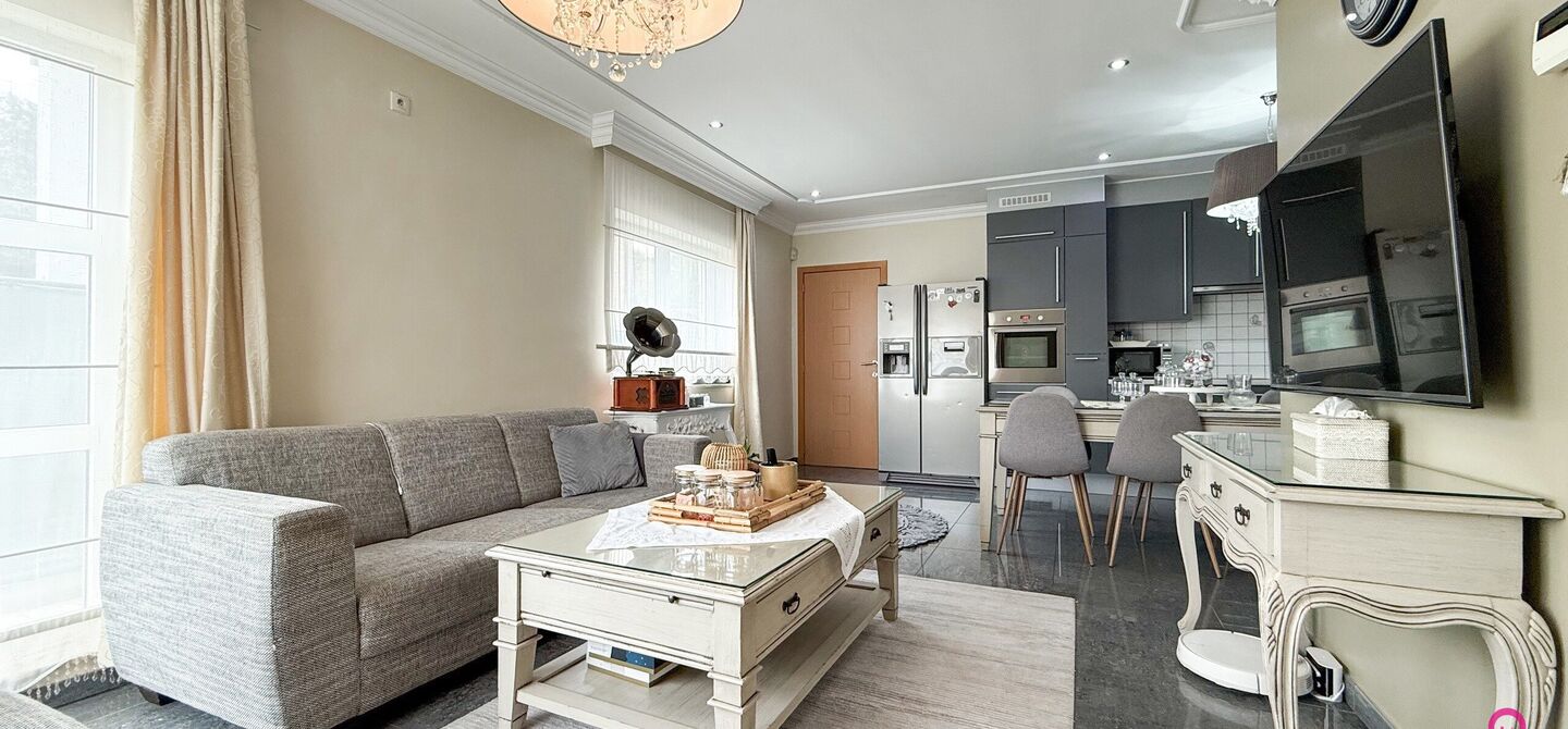 Bij ImmoFusion 7/7 “open huis” : klik op onze 3D-TOUR.
Ervaar vastgoed alsof je er zelf doorloopt!

Stap binnen in deze royale gezinswoning met maar liefst 285m² bewoonbare oppervlakte, ideaal gelegen in een rustige straat op slechts 3 km van de auto