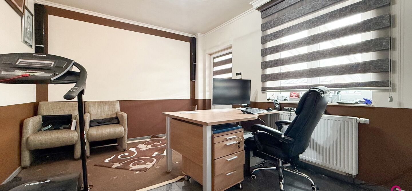 Bij ImmoFusion 7/7 “open huis” : klik op onze 3D-TOUR.
Ervaar vastgoed alsof je er zelf doorloopt!

Stap binnen in deze royale gezinswoning met maar liefst 285m² bewoonbare oppervlakte, ideaal gelegen in een rustige straat op slechts 3 km van de auto