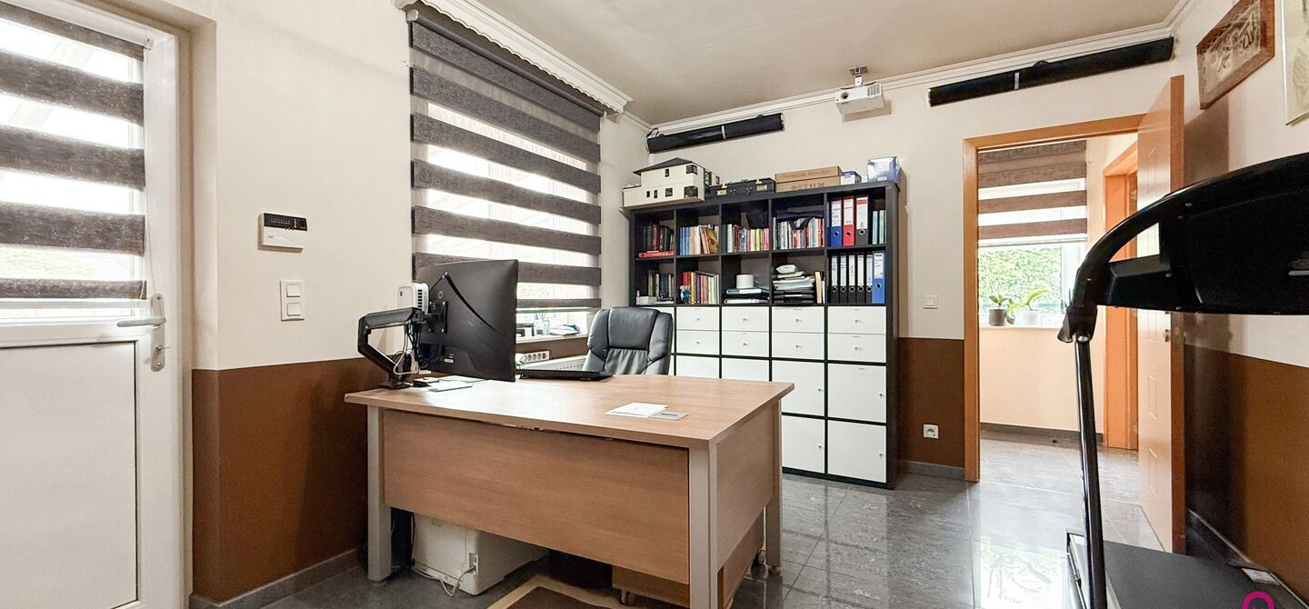 Bij ImmoFusion 7/7 “open huis” : klik op onze 3D-TOUR.
Ervaar vastgoed alsof je er zelf doorloopt!

Stap binnen in deze royale gezinswoning met maar liefst 285m² bewoonbare oppervlakte, ideaal gelegen in een rustige straat op slechts 3 km van de auto