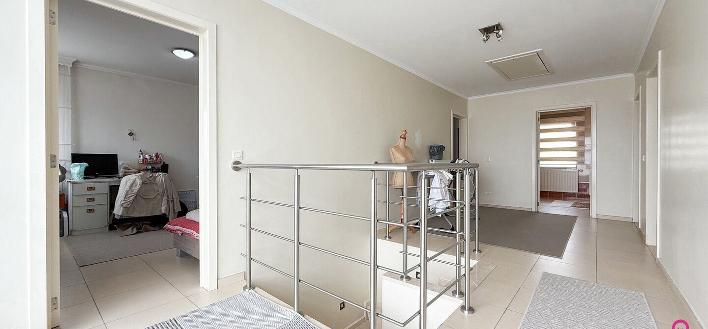Bij ImmoFusion 7/7 “open huis” : klik op onze 3D-TOUR.
Ervaar vastgoed alsof je er zelf doorloopt!

Stap binnen in deze royale gezinswoning met maar liefst 285m² bewoonbare oppervlakte, ideaal gelegen in een rustige straat op slechts 3 km van de auto