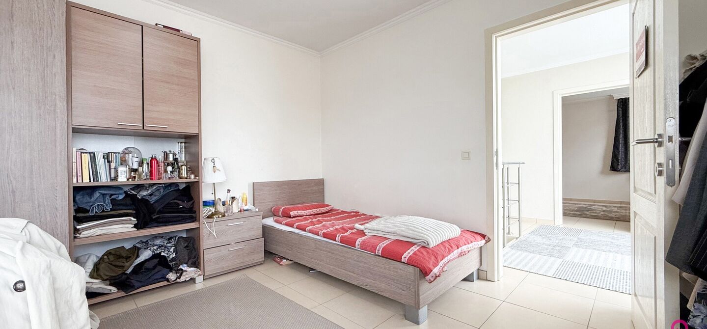 Bij ImmoFusion 7/7 “open huis” : klik op onze 3D-TOUR.
Ervaar vastgoed alsof je er zelf doorloopt!

Stap binnen in deze royale gezinswoning met maar liefst 285m² bewoonbare oppervlakte, ideaal gelegen in een rustige straat op slechts 3 km van de auto