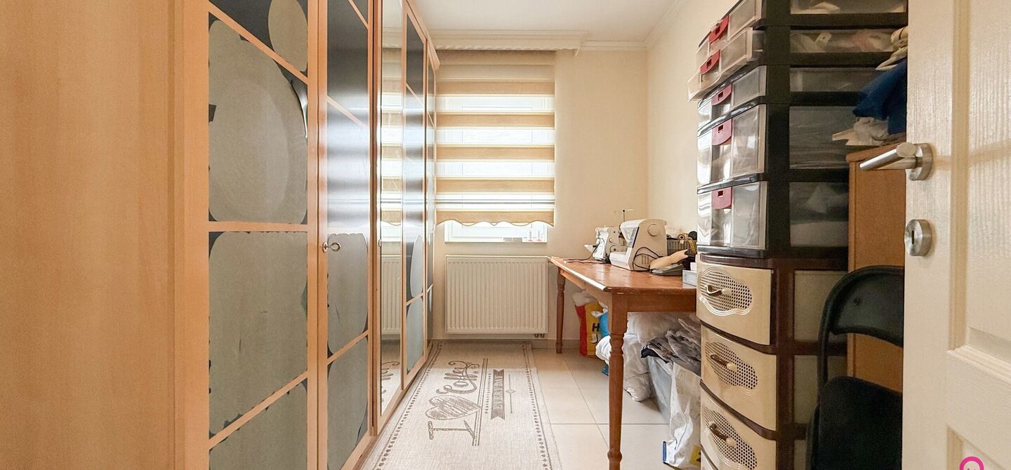 Bij ImmoFusion 7/7 “open huis” : klik op onze 3D-TOUR.
Ervaar vastgoed alsof je er zelf doorloopt!

Stap binnen in deze royale gezinswoning met maar liefst 285m² bewoonbare oppervlakte, ideaal gelegen in een rustige straat op slechts 3 km van de auto