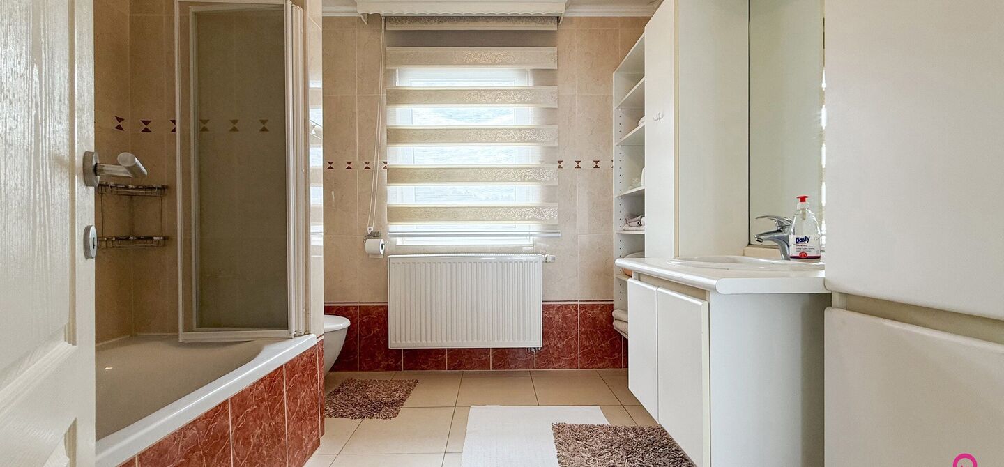 Bij ImmoFusion 7/7 “open huis” : klik op onze 3D-TOUR.
Ervaar vastgoed alsof je er zelf doorloopt!

Stap binnen in deze royale gezinswoning met maar liefst 285m² bewoonbare oppervlakte, ideaal gelegen in een rustige straat op slechts 3 km van de auto