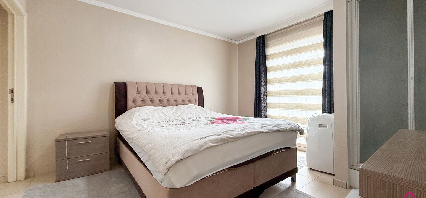 Bij ImmoFusion 7/7 “open huis” : klik op onze 3D-TOUR.
Ervaar vastgoed alsof je er zelf doorloopt!

Stap binnen in deze royale gezinswoning met maar liefst 285m² bewoonbare oppervlakte, ideaal gelegen in een rustige straat op slechts 3 km van de auto