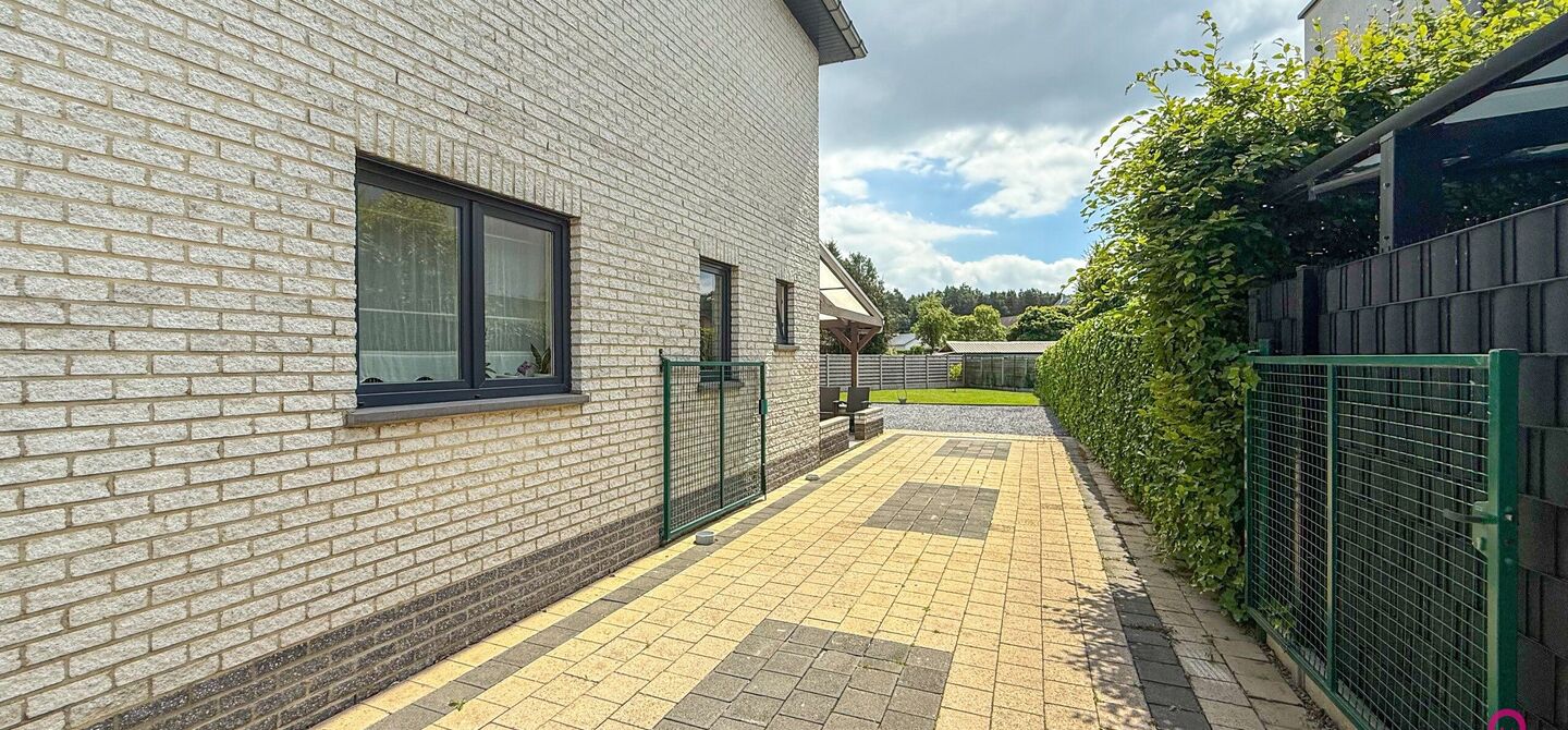 Bij ImmoFusion 7/7 “open huis” : klik op onze 3D-TOUR.
Ervaar vastgoed alsof je er zelf doorloopt!

Stap binnen in deze royale gezinswoning met maar liefst 285m² bewoonbare oppervlakte, ideaal gelegen in een rustige straat op slechts 3 km van de auto
