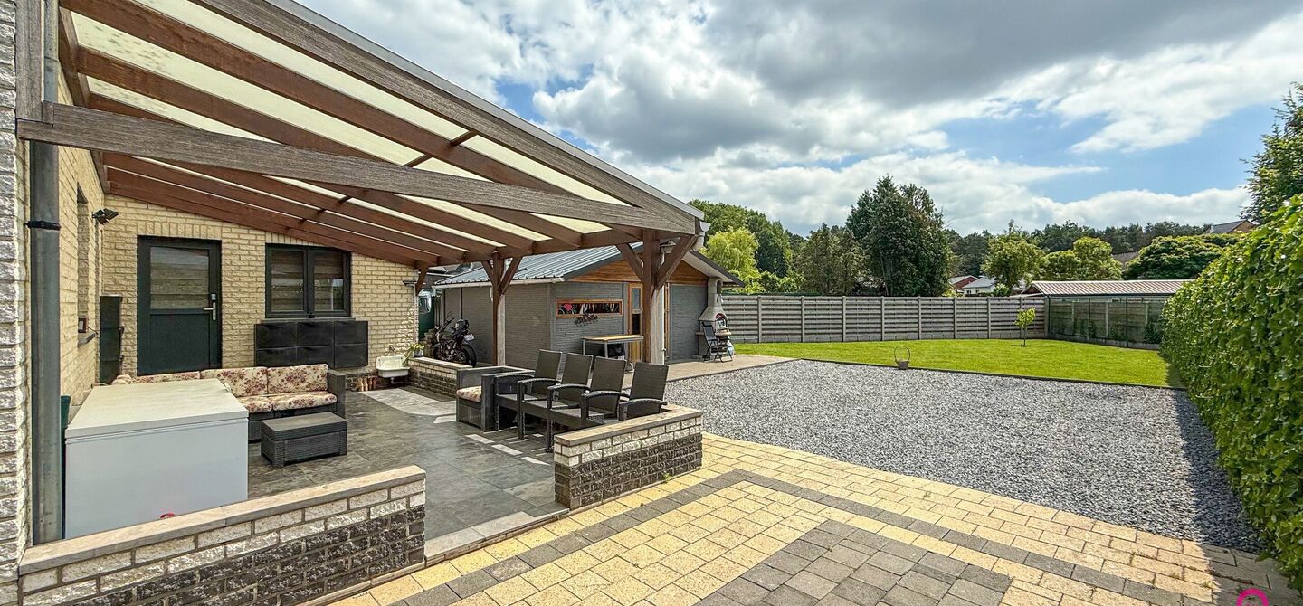 Bij ImmoFusion 7/7 “open huis” : klik op onze 3D-TOUR.
Ervaar vastgoed alsof je er zelf doorloopt!

Stap binnen in deze royale gezinswoning met maar liefst 285m² bewoonbare oppervlakte, ideaal gelegen in een rustige straat op slechts 3 km van de auto