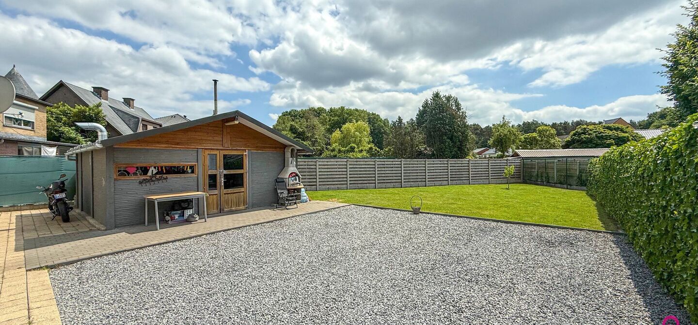 Bij ImmoFusion 7/7 “open huis” : klik op onze 3D-TOUR.
Ervaar vastgoed alsof je er zelf doorloopt!

Stap binnen in deze royale gezinswoning met maar liefst 285m² bewoonbare oppervlakte, ideaal gelegen in een rustige straat op slechts 3 km van de auto