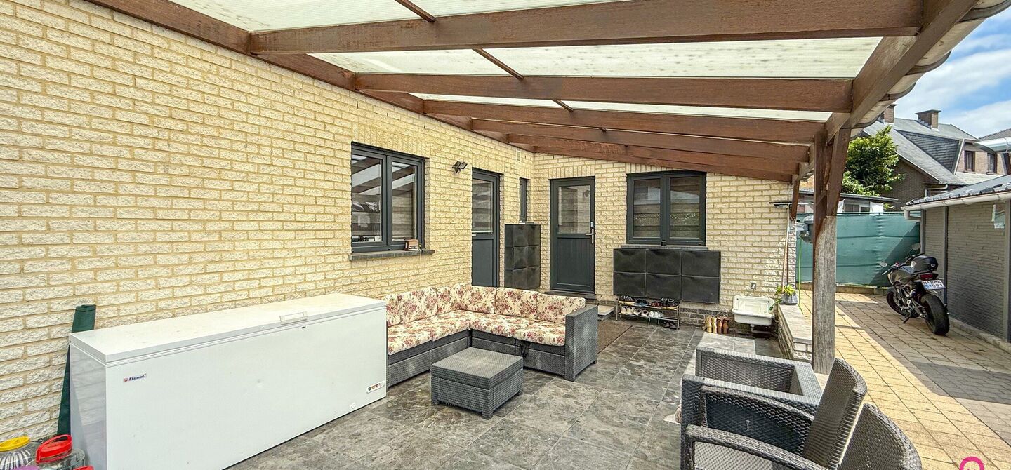 Bij ImmoFusion 7/7 “open huis” : klik op onze 3D-TOUR.
Ervaar vastgoed alsof je er zelf doorloopt!

Stap binnen in deze royale gezinswoning met maar liefst 285m² bewoonbare oppervlakte, ideaal gelegen in een rustige straat op slechts 3 km van de auto
