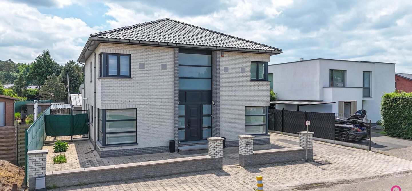 Bij ImmoFusion 7/7 “open huis” : klik op onze 3D-TOUR.
Ervaar vastgoed alsof je er zelf doorloopt!

Stap binnen in deze royale gezinswoning met maar liefst 285m² bewoonbare oppervlakte, ideaal gelegen in een rustige straat op slechts 3 km van de auto