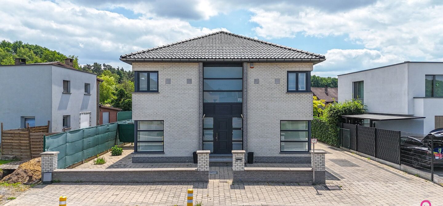 Bij ImmoFusion 7/7 “open huis” : klik op onze 3D-TOUR.
Ervaar vastgoed alsof je er zelf doorloopt!

Stap binnen in deze royale gezinswoning met maar liefst 285m² bewoonbare oppervlakte, ideaal gelegen in een rustige straat op slechts 3 km van de auto