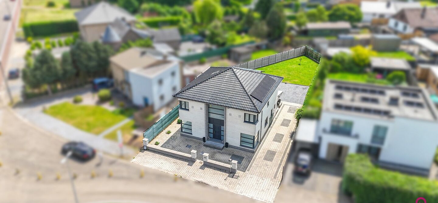 Bij ImmoFusion 7/7 “open huis” : klik op onze 3D-TOUR.
Ervaar vastgoed alsof je er zelf doorloopt!

Stap binnen in deze royale gezinswoning met maar liefst 285m² bewoonbare oppervlakte, ideaal gelegen in een rustige straat op slechts 3 km van de auto