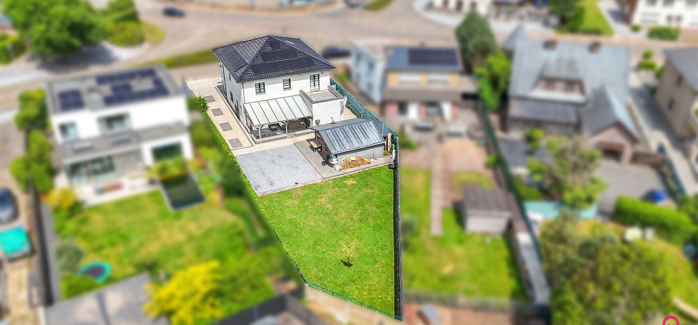 Bij ImmoFusion 7/7 “open huis” : klik op onze 3D-TOUR.
Ervaar vastgoed alsof je er zelf doorloopt!

Stap binnen in deze royale gezinswoning met maar liefst 285m² bewoonbare oppervlakte, ideaal gelegen in een rustige straat op slechts 3 km van de auto