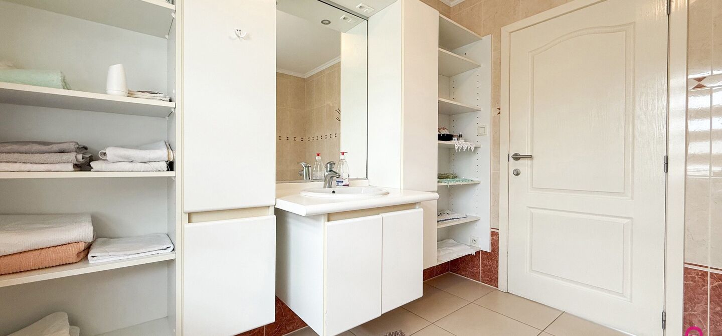 Bij ImmoFusion 7/7 “open huis” : klik op onze 3D-TOUR.
Ervaar vastgoed alsof je er zelf doorloopt!

Stap binnen in deze royale gezinswoning met maar liefst 285m² bewoonbare oppervlakte, ideaal gelegen in een rustige straat op slechts 3 km van de auto