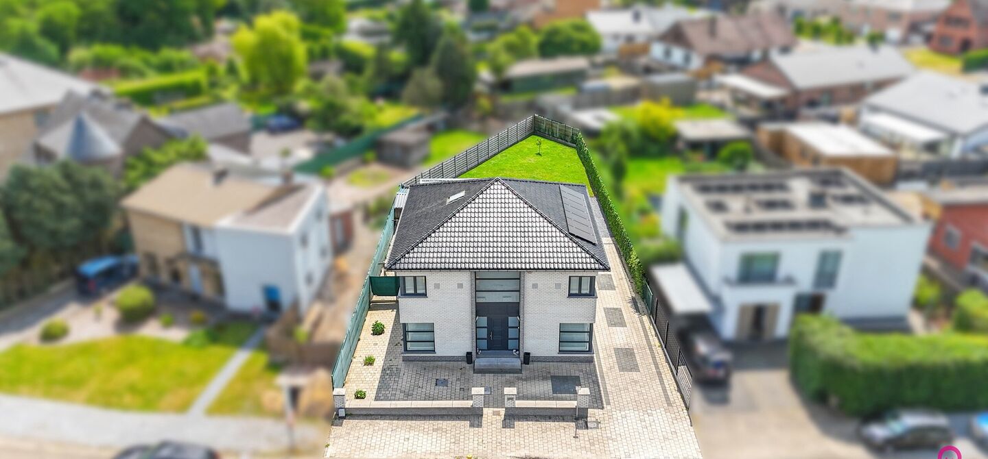 Bij ImmoFusion 7/7 “open huis” : klik op onze 3D-TOUR.
Ervaar vastgoed alsof je er zelf doorloopt!

Stap binnen in deze royale gezinswoning met maar liefst 285m² bewoonbare oppervlakte, ideaal gelegen in een rustige straat op slechts 3 km van de auto