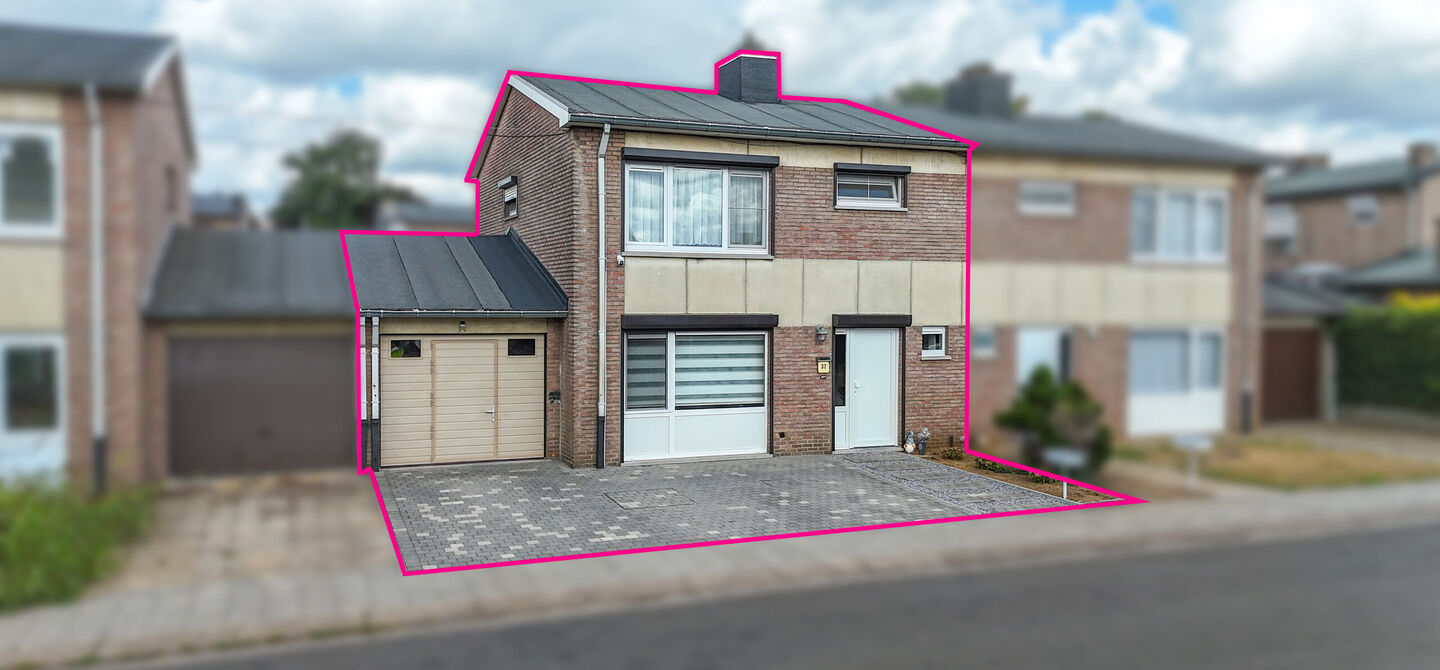 Ontdek deze instapklare woning aan de Oudstrijderslaan 37 in Heusden-Zolder, een ideale gezinswoning die in 2017 volledig gerenoveerd werd. Met maar liefst 4 slaapkamers, een vernieuwd dak, ramen en deuren in PVC met dubbel glas én rolluiken, geniet je h