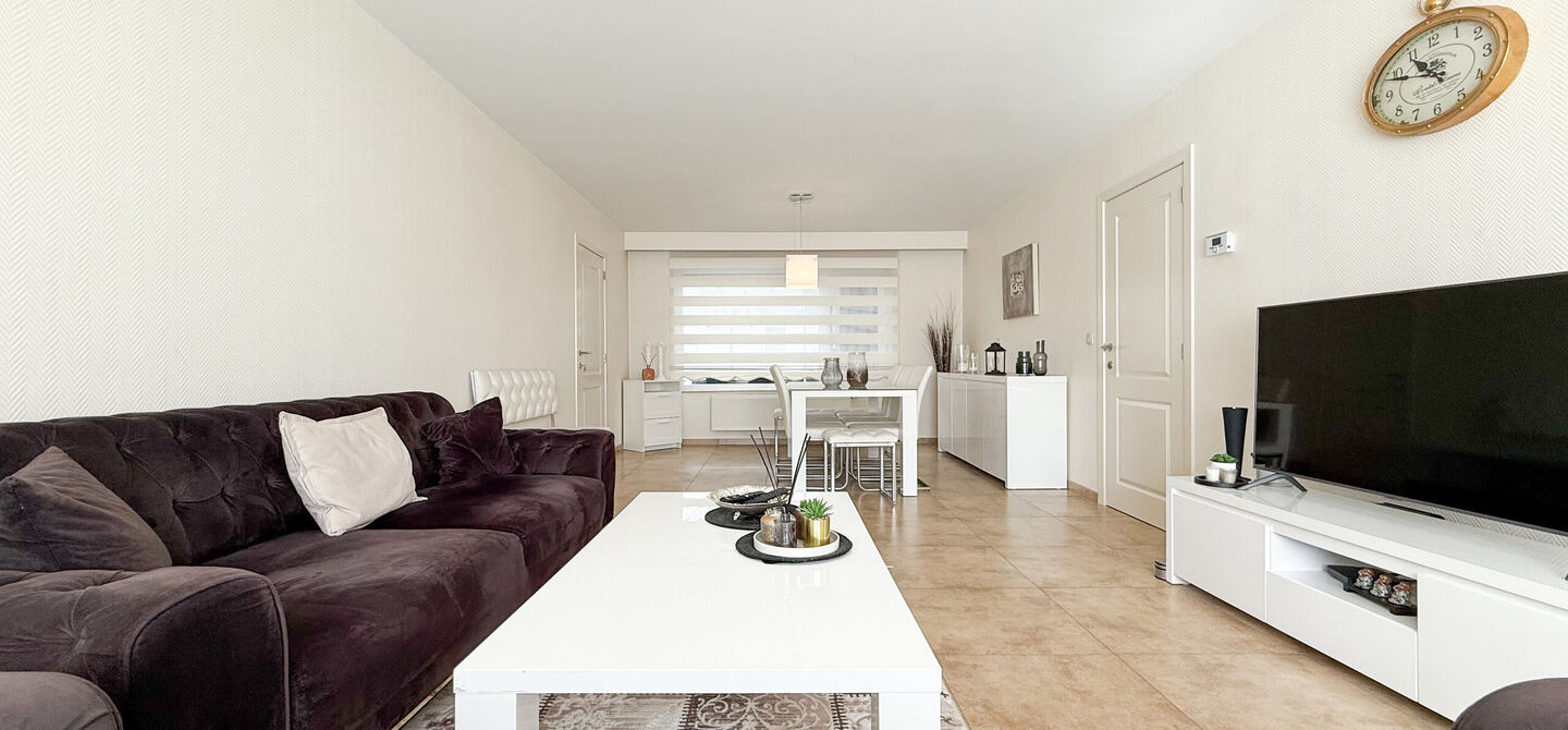 Ontdek deze instapklare woning aan de Oudstrijderslaan 37 in Heusden-Zolder, een ideale gezinswoning die in 2017 volledig gerenoveerd werd. Met maar liefst 4 slaapkamers, een vernieuwd dak, ramen en deuren in PVC met dubbel glas én rolluiken, geniet je h