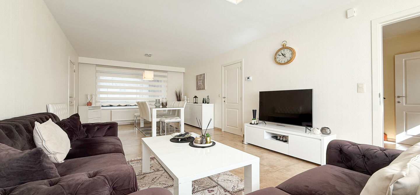 Ontdek deze instapklare woning aan de Oudstrijderslaan 37 in Heusden-Zolder, een ideale gezinswoning die in 2017 volledig gerenoveerd werd. Met maar liefst 4 slaapkamers, een vernieuwd dak, ramen en deuren in PVC met dubbel glas én rolluiken, geniet je h