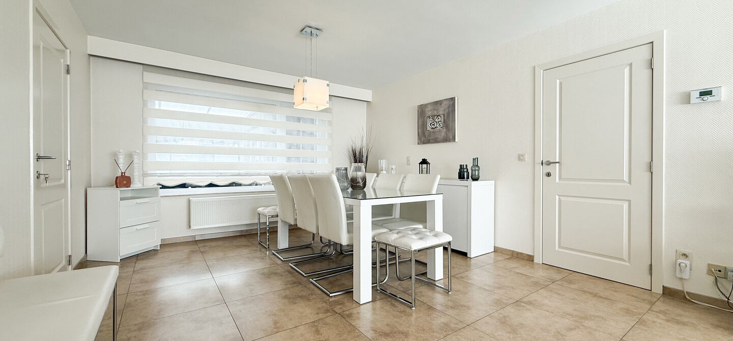 Ontdek deze instapklare woning aan de Oudstrijderslaan 37 in Heusden-Zolder, een ideale gezinswoning die in 2017 volledig gerenoveerd werd. Met maar liefst 4 slaapkamers, een vernieuwd dak, ramen en deuren in PVC met dubbel glas én rolluiken, geniet je h