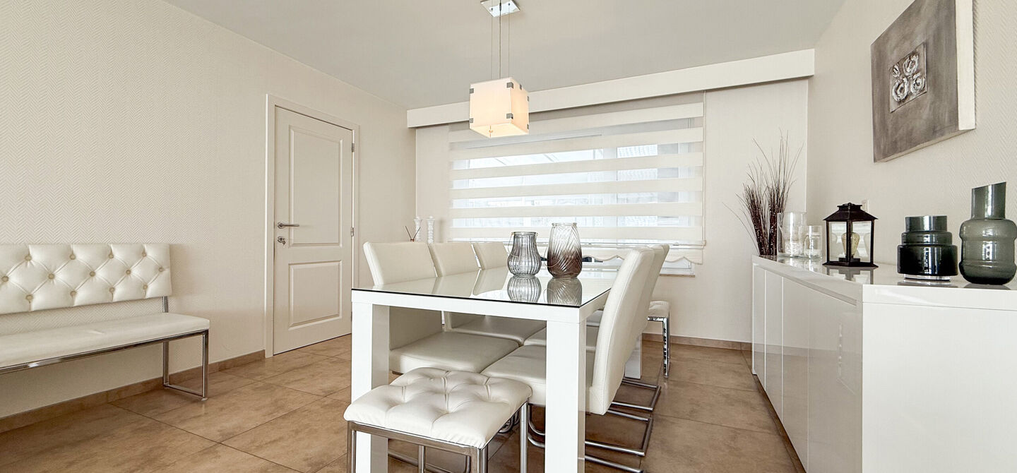 Ontdek deze instapklare woning aan de Oudstrijderslaan 37 in Heusden-Zolder, een ideale gezinswoning die in 2017 volledig gerenoveerd werd. Met maar liefst 4 slaapkamers, een vernieuwd dak, ramen en deuren in PVC met dubbel glas én rolluiken, geniet je h