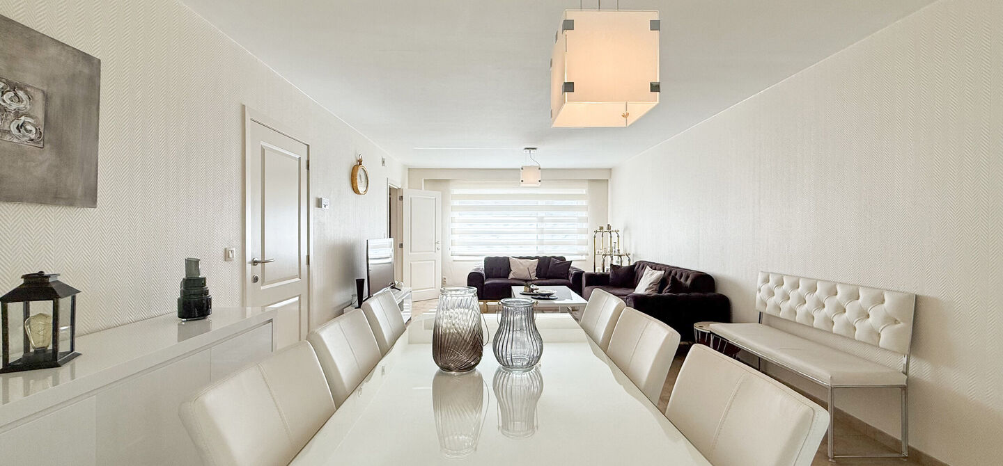 Ontdek deze instapklare woning aan de Oudstrijderslaan 37 in Heusden-Zolder, een ideale gezinswoning die in 2017 volledig gerenoveerd werd. Met maar liefst 4 slaapkamers, een vernieuwd dak, ramen en deuren in PVC met dubbel glas én rolluiken, geniet je h