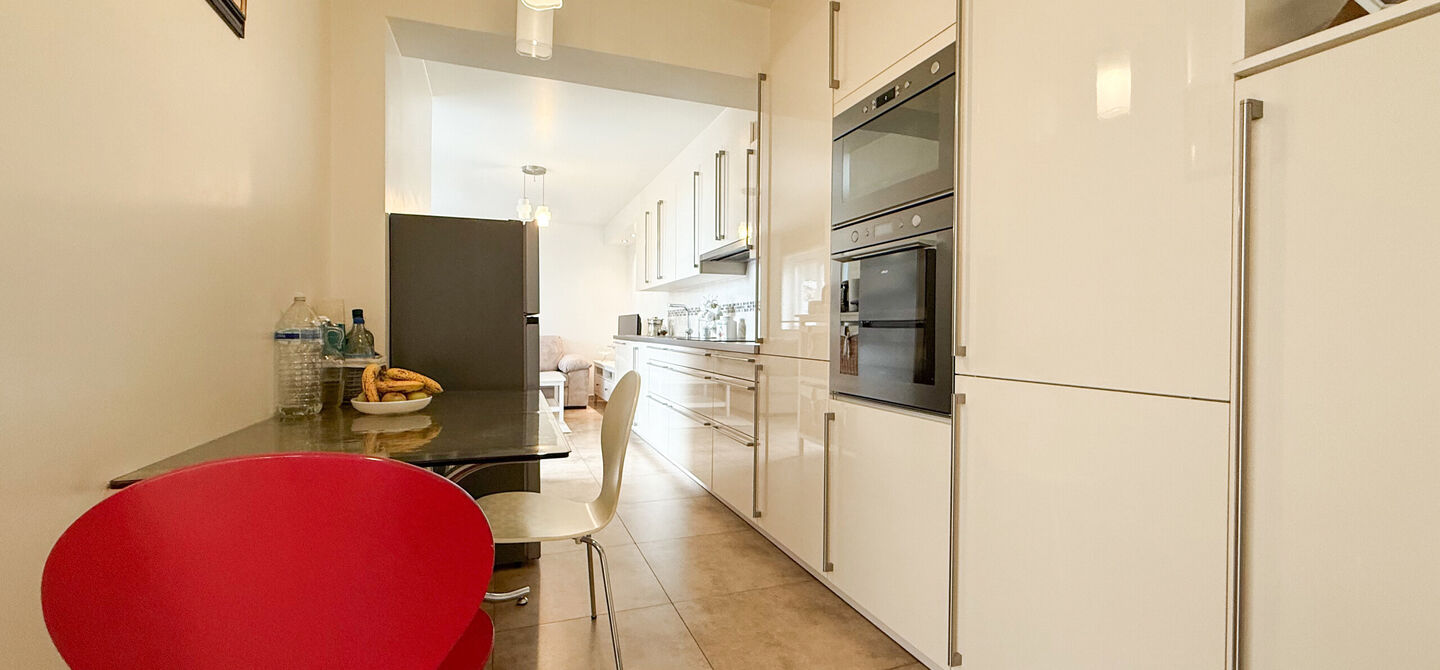 Ontdek deze instapklare woning aan de Oudstrijderslaan 37 in Heusden-Zolder, een ideale gezinswoning die in 2017 volledig gerenoveerd werd. Met maar liefst 4 slaapkamers, een vernieuwd dak, ramen en deuren in PVC met dubbel glas én rolluiken, geniet je h