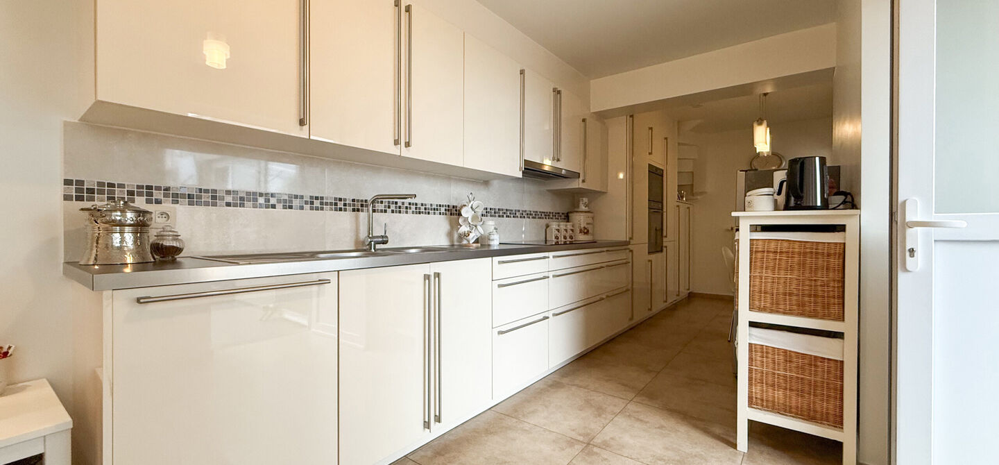 Ontdek deze instapklare woning aan de Oudstrijderslaan 37 in Heusden-Zolder, een ideale gezinswoning die in 2017 volledig gerenoveerd werd. Met maar liefst 4 slaapkamers, een vernieuwd dak, ramen en deuren in PVC met dubbel glas én rolluiken, geniet je h