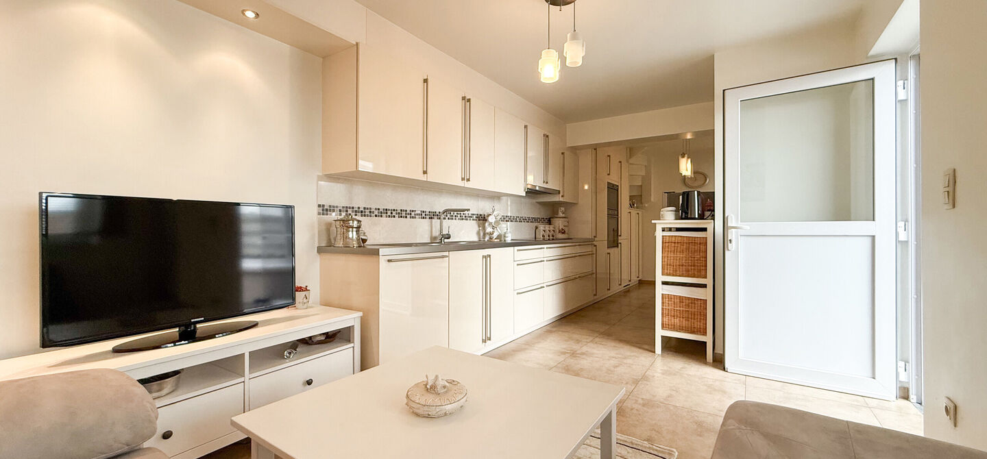 Ontdek deze instapklare woning aan de Oudstrijderslaan 37 in Heusden-Zolder, een ideale gezinswoning die in 2017 volledig gerenoveerd werd. Met maar liefst 4 slaapkamers, een vernieuwd dak, ramen en deuren in PVC met dubbel glas én rolluiken, geniet je h