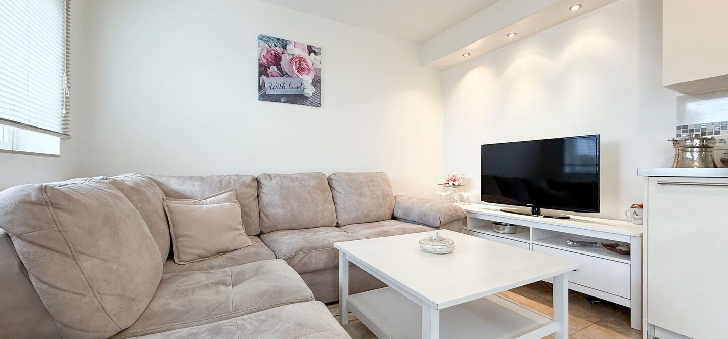 Ontdek deze instapklare woning aan de Oudstrijderslaan 37 in Heusden-Zolder, een ideale gezinswoning die in 2017 volledig gerenoveerd werd. Met maar liefst 4 slaapkamers, een vernieuwd dak, ramen en deuren in PVC met dubbel glas én rolluiken, geniet je h