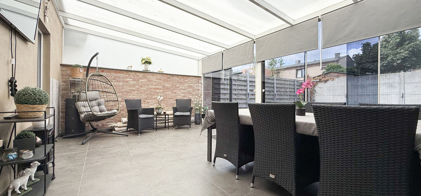Ontdek deze instapklare woning aan de Oudstrijderslaan 37 in Heusden-Zolder, een ideale gezinswoning die in 2017 volledig gerenoveerd werd. Met maar liefst 4 slaapkamers, een vernieuwd dak, ramen en deuren in PVC met dubbel glas én rolluiken, geniet je h