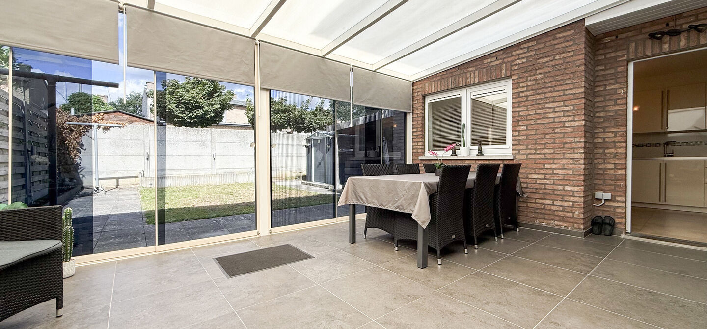 Ontdek deze instapklare woning aan de Oudstrijderslaan 37 in Heusden-Zolder, een ideale gezinswoning die in 2017 volledig gerenoveerd werd. Met maar liefst 4 slaapkamers, een vernieuwd dak, ramen en deuren in PVC met dubbel glas én rolluiken, geniet je h