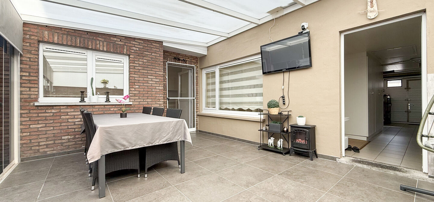 Ontdek deze instapklare woning aan de Oudstrijderslaan 37 in Heusden-Zolder, een ideale gezinswoning die in 2017 volledig gerenoveerd werd. Met maar liefst 4 slaapkamers, een vernieuwd dak, ramen en deuren in PVC met dubbel glas én rolluiken, geniet je h