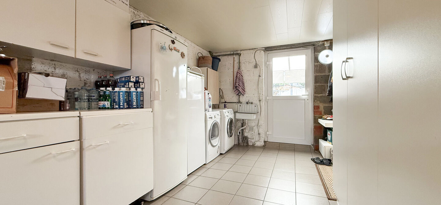 Ontdek deze instapklare woning aan de Oudstrijderslaan 37 in Heusden-Zolder, een ideale gezinswoning die in 2017 volledig gerenoveerd werd. Met maar liefst 4 slaapkamers, een vernieuwd dak, ramen en deuren in PVC met dubbel glas én rolluiken, geniet je h