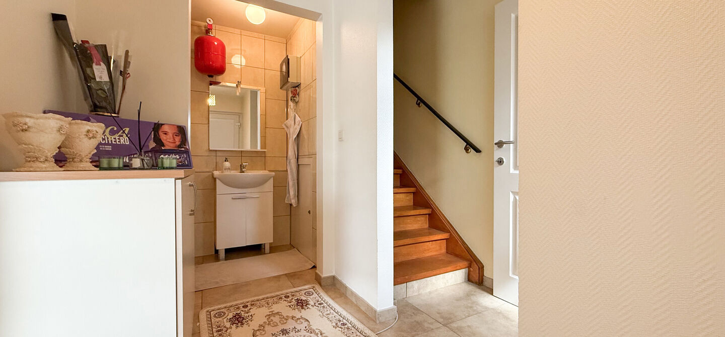 Ontdek deze instapklare woning aan de Oudstrijderslaan 37 in Heusden-Zolder, een ideale gezinswoning die in 2017 volledig gerenoveerd werd. Met maar liefst 4 slaapkamers, een vernieuwd dak, ramen en deuren in PVC met dubbel glas én rolluiken, geniet je h
