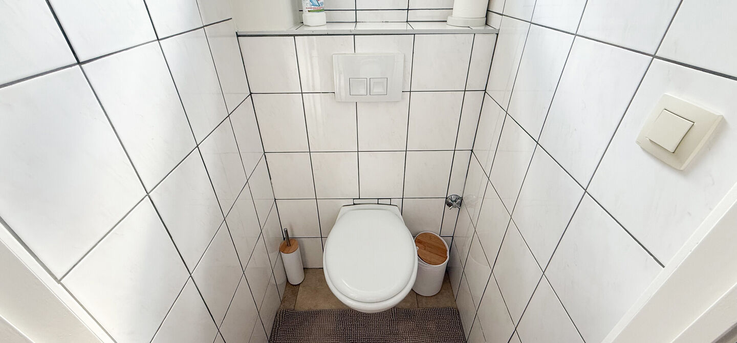 Ontdek deze instapklare woning aan de Oudstrijderslaan 37 in Heusden-Zolder, een ideale gezinswoning die in 2017 volledig gerenoveerd werd. Met maar liefst 4 slaapkamers, een vernieuwd dak, ramen en deuren in PVC met dubbel glas én rolluiken, geniet je h