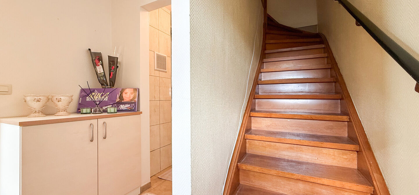 Ontdek deze instapklare woning aan de Oudstrijderslaan 37 in Heusden-Zolder, een ideale gezinswoning die in 2017 volledig gerenoveerd werd. Met maar liefst 4 slaapkamers, een vernieuwd dak, ramen en deuren in PVC met dubbel glas én rolluiken, geniet je h