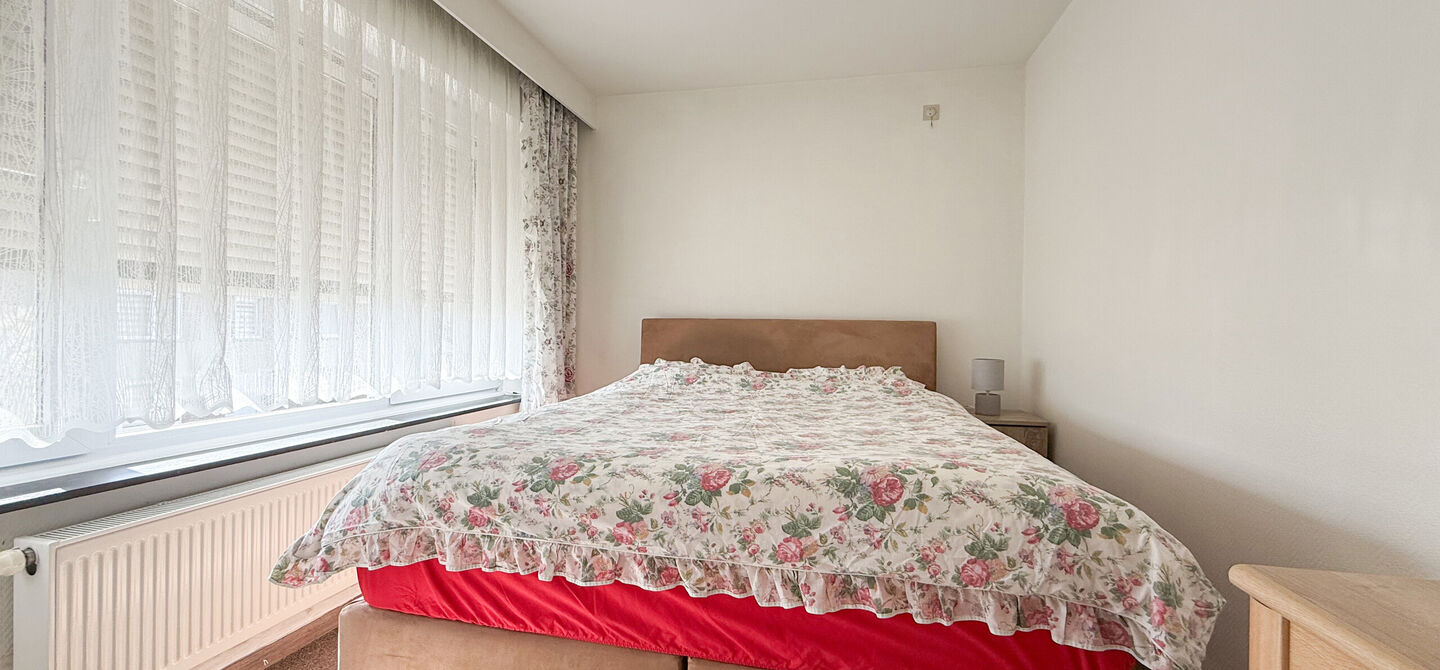 Ontdek deze instapklare woning aan de Oudstrijderslaan 37 in Heusden-Zolder, een ideale gezinswoning die in 2017 volledig gerenoveerd werd. Met maar liefst 4 slaapkamers, een vernieuwd dak, ramen en deuren in PVC met dubbel glas én rolluiken, geniet je h